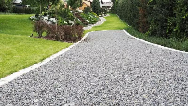 Najlepsze rozwiązania pod żwir w ogrodzie: unikaj pułapek i błędów przy wyborze materiałów