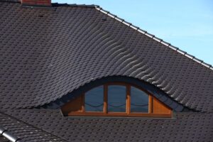 Jak obliczyć potrzebną ilość dachówek karpiówek w koronkę na m2 i jakie są związane z tym koszty?