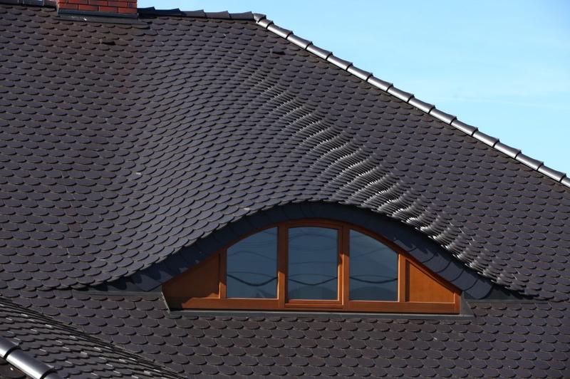 Jak obliczyć potrzebną ilość dachówek karpiówek w koronkę na m2 i jakie są związane z tym koszty?