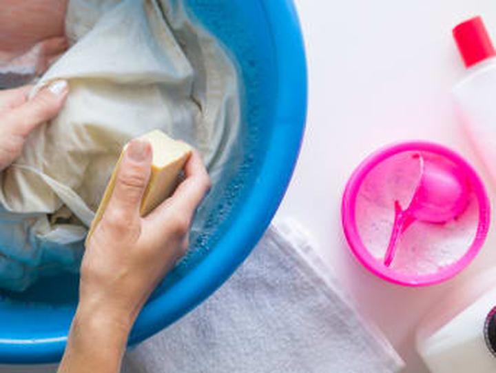 Skuteczne sposoby na usunięcie tłustych plam z parkietu – 5 metod, które nie zniszczą podłogi