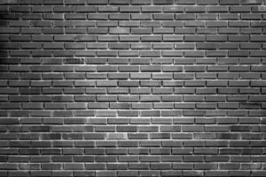 Jak skutecznie zakończyć ścianę z cegły, by chronić ją przed uszkodzeniami i brudem?