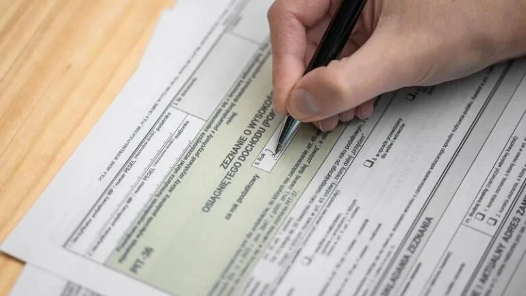 Kiedy komornik może zająć mieszkanie? Odkryj niezbędne warunki i zasady działania prawa